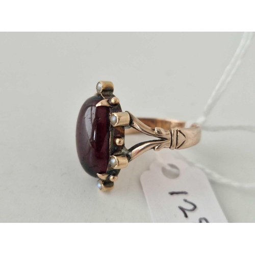 128 - A antique gold cabochon garnet and pearl ring size Q