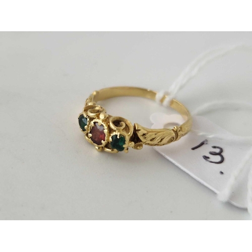 13 - A VICTORIAN RUBY AND EMERALD RING SET IN GOLD SIZE M 2,2 GMS