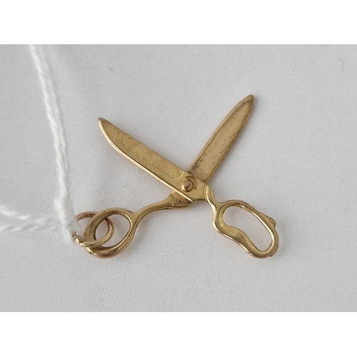 131 - A articulated scissors charm 9ct