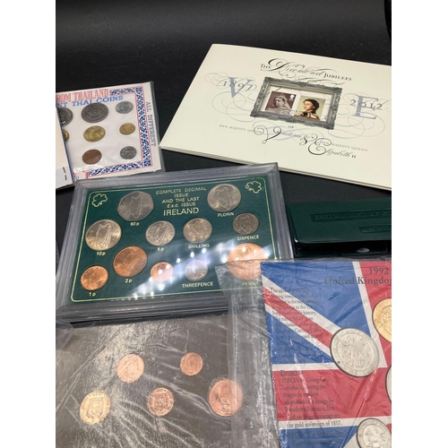 1373 - 6 x World proof and mint sets