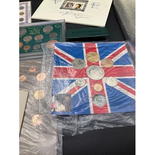 1373 - 6 x World proof and mint sets