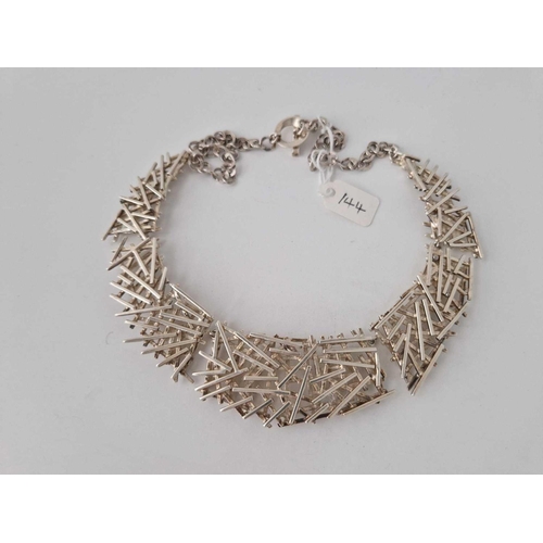 144 - A 1980�s style silver collar, 15 inch, 82 g