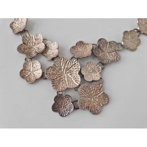 145 - A silver flowers collar, 18 inch, 70 g