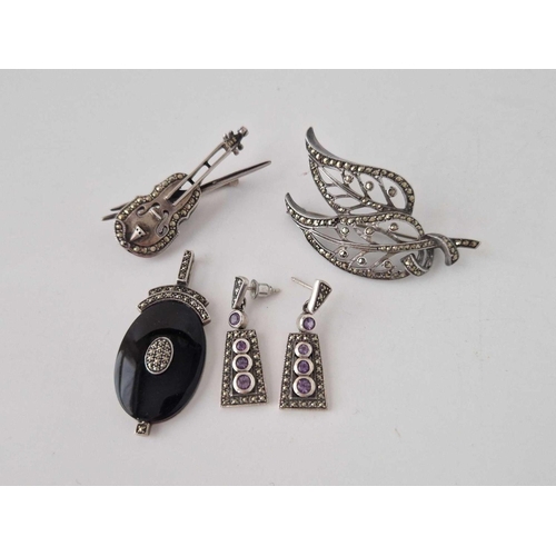 149 - Two silver brooches, pr of earrings and a pendant, 37 g