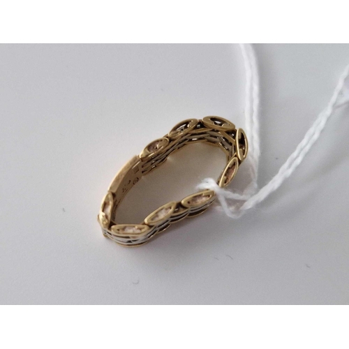 152 - A FLEXIBLE TWO COLOUR GOLD RING 18CT GOLD SIZE M 5.6 GMS