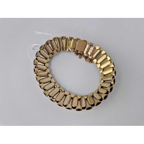 158 - A HEAVY BRACELET 15CT GOLD 7.5 INCHES 21.8 GMS WITH DENTS