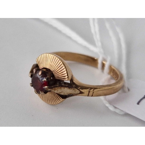 189 - A stylish garnet set ring 9ct size M 3.2 gms