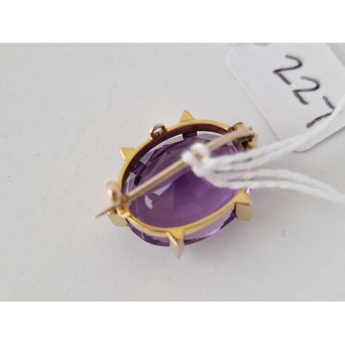 227 - A antique gold oval amethyst brooch