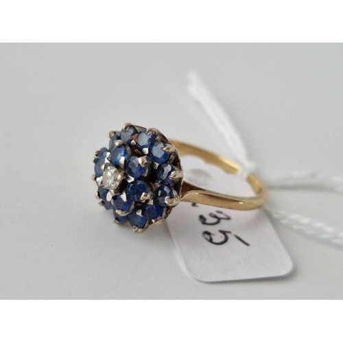 235 - A DIAMOND AND SAPPHIRE CLUSTER RING, 18ct, size O, 5.3 g