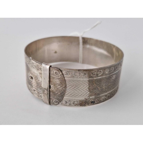 250 - A silver bangle, 34 g