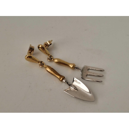 257 - A pair novelty two colour gold trowel and fork earrings, 9ct, 5 g