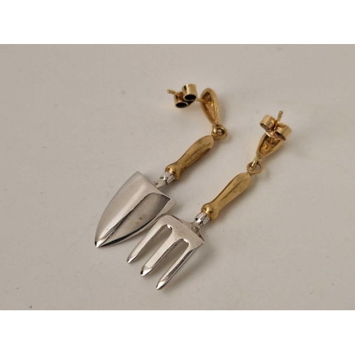 257 - A pair novelty two colour gold trowel and fork earrings, 9ct, 5 g