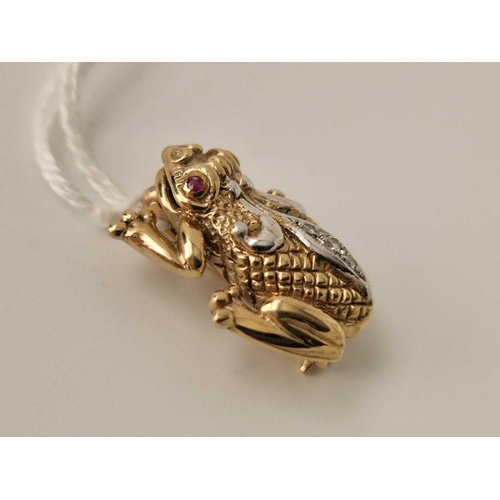 258 - A frog brooch set with diamonds and ruby eyes, 9ct, 7.7 g