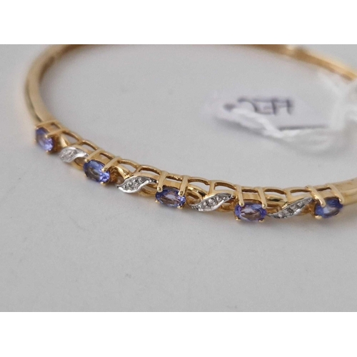 277 - A DIAMOND & TANZANITE 14CT GOLD LADIES BANGLE 10g in fitted box