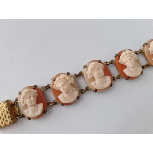 299 - A gilt metal cameo bracelet 6,5 inch