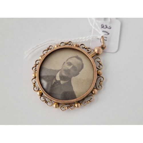 304 - A antique portrait pendant 9ct 3.5 cm diameter 7.9 gms