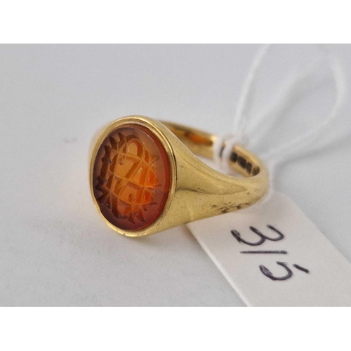 315 - A GENTS SIGNET RING WITH INTAGLIO, 18ct, size M, 7.3 g