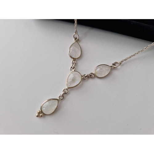 343 - A silver moonstone pendant necklace 17 inch