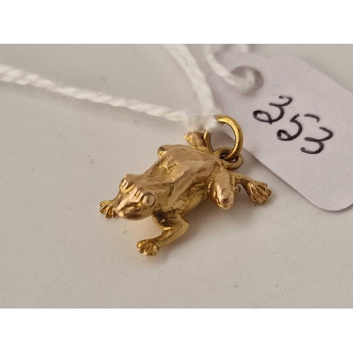 353 - A frog charm, 9ct, 3.2 g