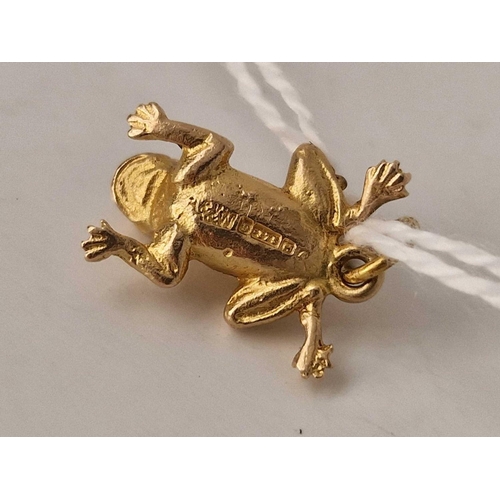 353 - A frog charm, 9ct, 3.2 g