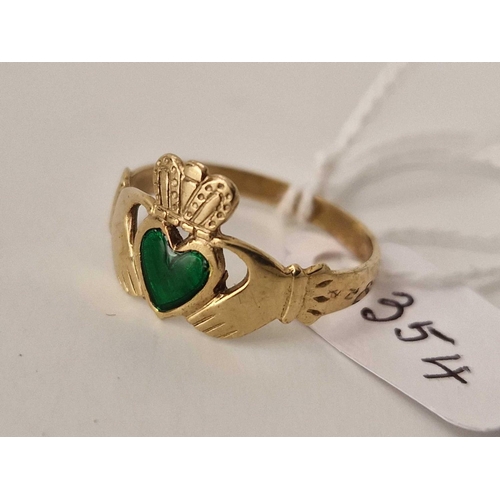 354 - A green enamel claddagh ring, 9ct, size Q, 1.9 g.