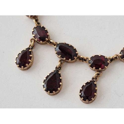 36 - A PRETTY GARNET NECKLACE 9CT 15 INCH 11.1 GMS