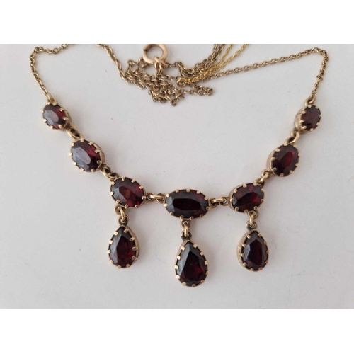 36 - A PRETTY GARNET NECKLACE 9CT 15 INCH 11.1 GMS