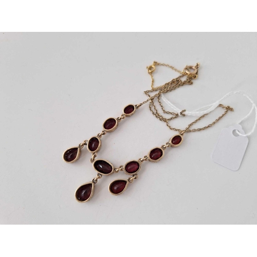 36 - A PRETTY GARNET NECKLACE 9CT 15 INCH 11.1 GMS