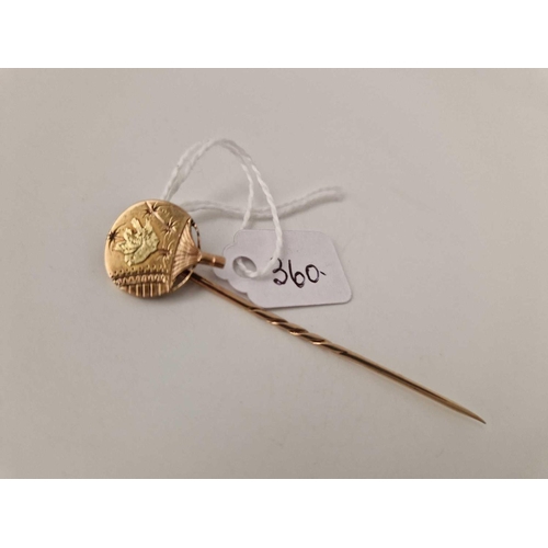 360 - A Victorian two colour gold oriental fan stick pin, 2 g