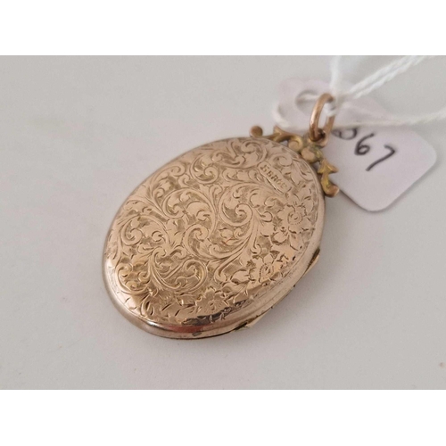 367 - An engraved oval back and front gold locket, 5.7 g