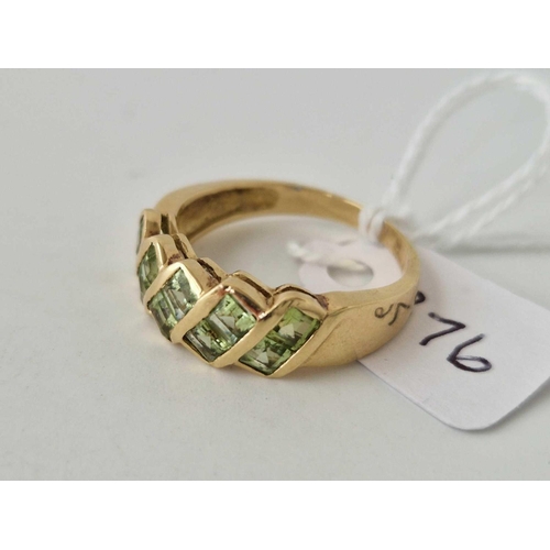 376 - A 18CT GOLD RING WITH PERIDOTS SET IN PAIRS IN DIAGONALS SIZE Q