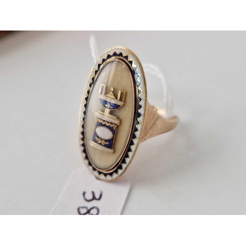 380 - A GOLD GEORGE III OVAL ENAMELLED MEMORIAL RING THE OTTER BOARDER WITH A BLUE AND WHITE ZIG ZAG PATTE... 