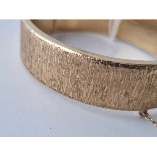 391 - A TEXTURED FANCY HINGED BANGLE, 9ct, 20 g.