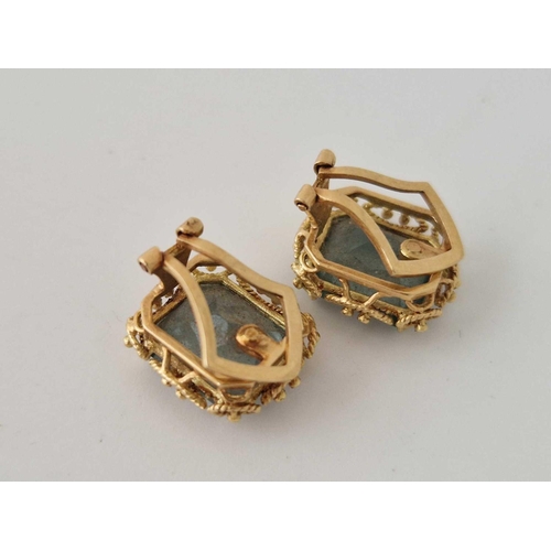 4 - A PAIR OF GEM SET MOUNTED EAR CLIPS, SET IN GOLD, 7.7g