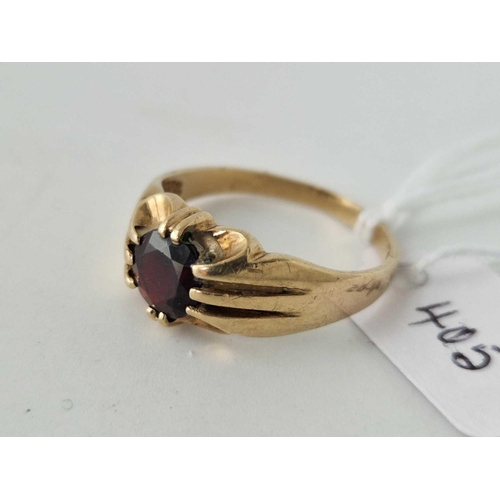 405 - A garnet set ring 9ct size V 3.8 gms