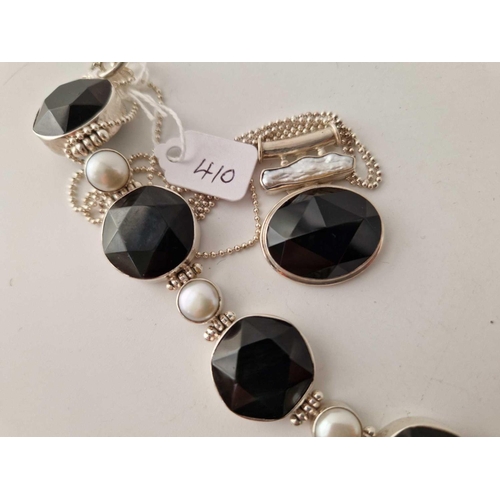 410 - A natural black onyx silver necklace with matching silver bracelet and foux pearl