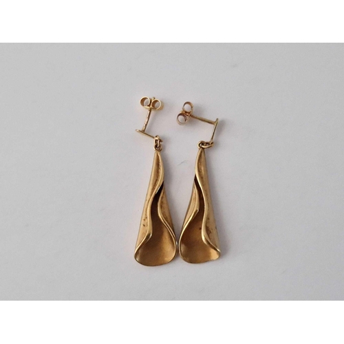 418 - A pair of stylish long earrings, 9ct, 6.5 g