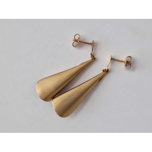 418 - A pair of stylish long earrings, 9ct, 6.5 g