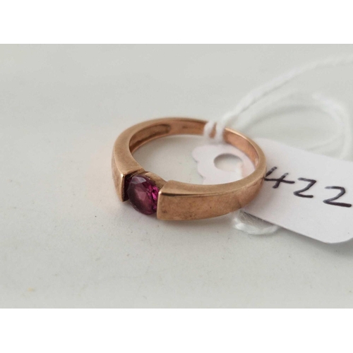 422 - A single stone garnet ring 9ct size K