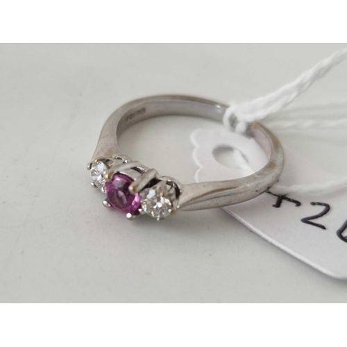 426 - A THREE STONE AND PINK SAPPHIRE RING 18CT GOLD SIZE L