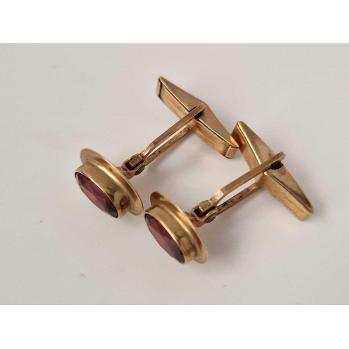 460 - A pair of garnet set cufflinks, 9ct, 7.1 g