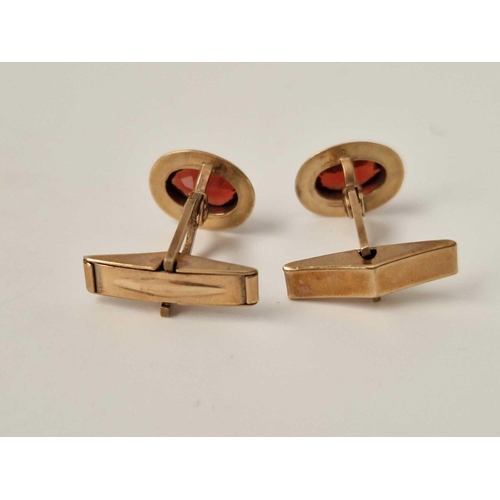 460 - A pair of garnet set cufflinks, 9ct, 7.1 g