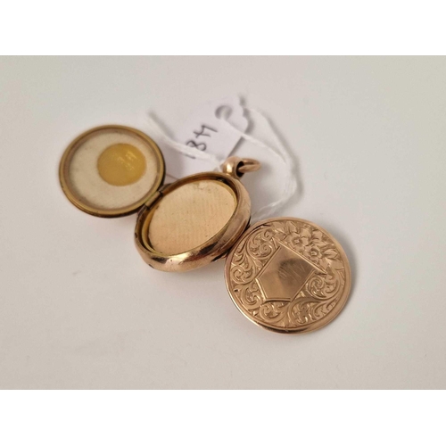 481 - A 9ct double sided locket, 8.4 g