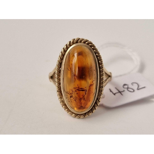 482 - An amber ring, 9ct, size R, 6.1 g