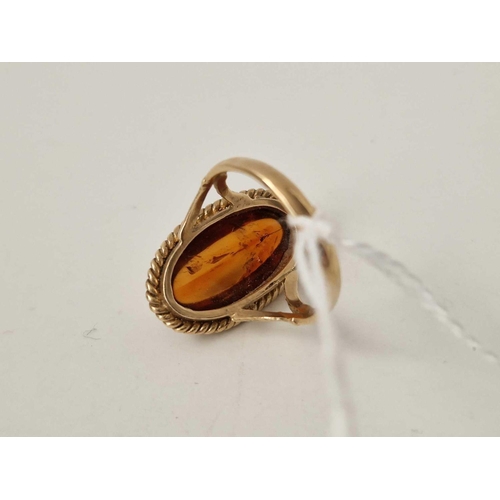 482 - An amber ring, 9ct, size R, 6.1 g