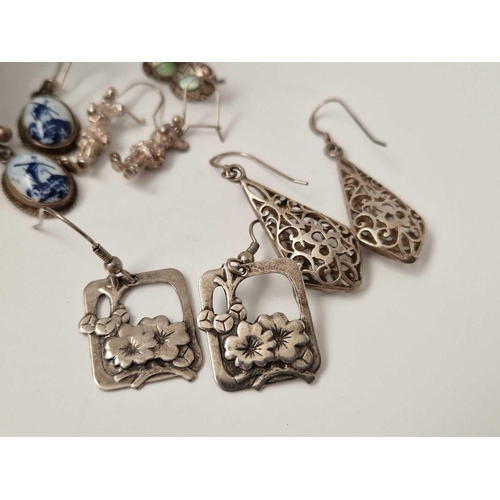 496 - Quantity of silver earrings and boxed set