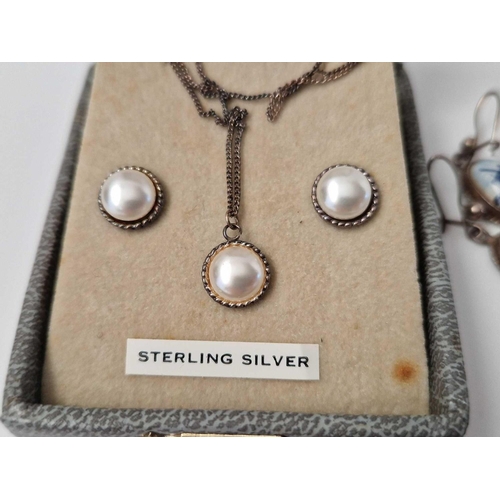 496 - Quantity of silver earrings and boxed set