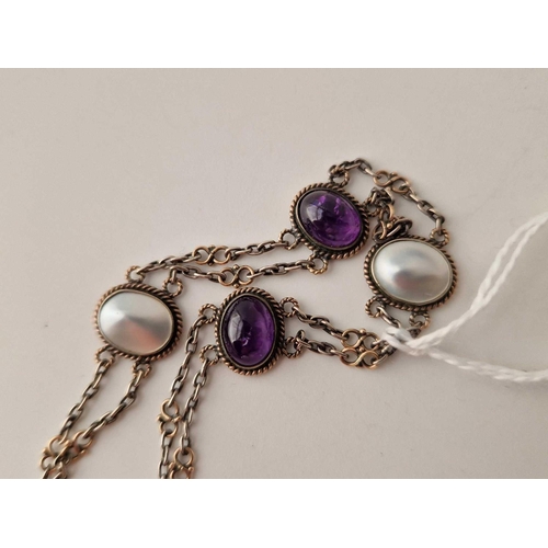 53 - AN ARTS AND CRAFTS QUALITY SILVER AND GOLD BRACELET, SET WITH CABOCHON AMETHYST AND MOP