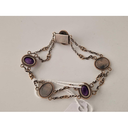 53 - AN ARTS AND CRAFTS QUALITY SILVER AND GOLD BRACELET, SET WITH CABOCHON AMETHYST AND MOP