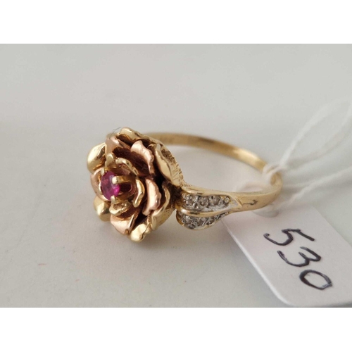 530 - A YELLOW AND RED GOLD FLOWER RING SET WITH A CENTRAL RUBY WITH DIAMOND SET SHOULDERS 14CT GOLD SIZE ... 